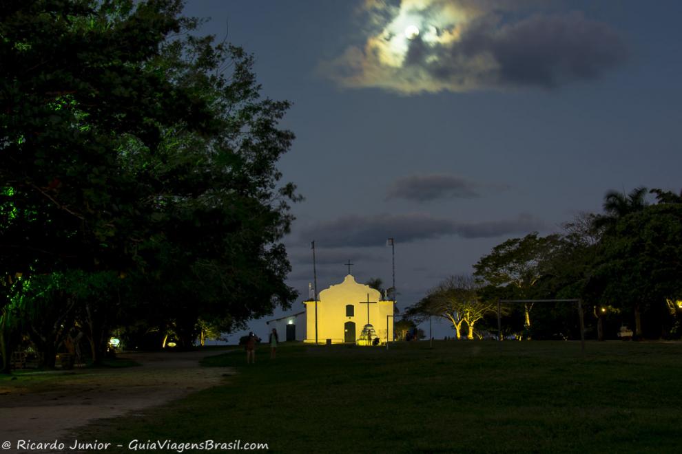 Imagem a noite da Igreja toda iluminada em Quadrado.